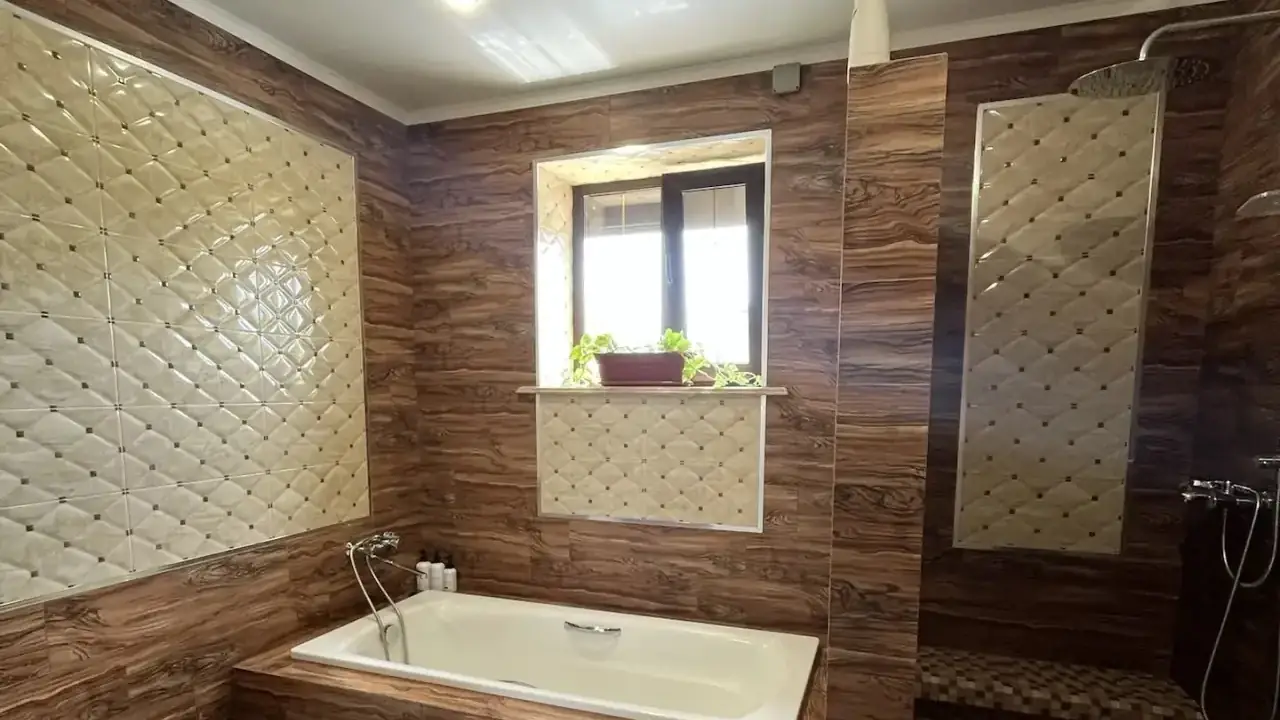 Спальня в изумрудных тонах с двуспальной кроватью