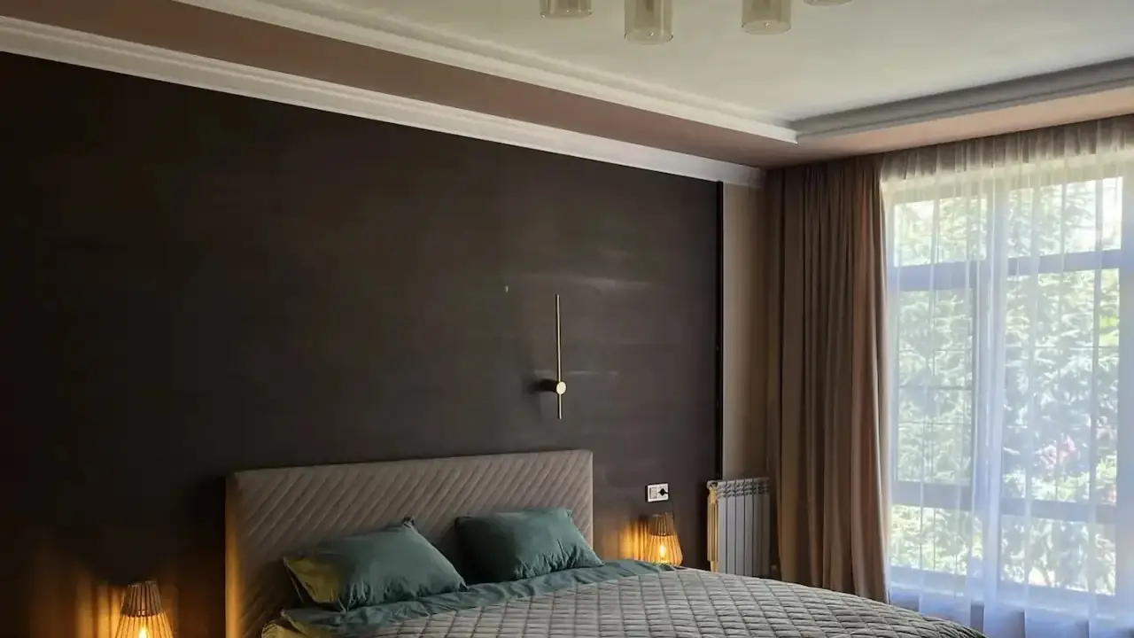 Спальня в тёмных тонах с панорамным окном